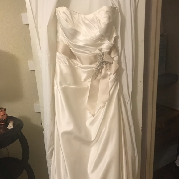 Wedding dress - Picture 1 of 6